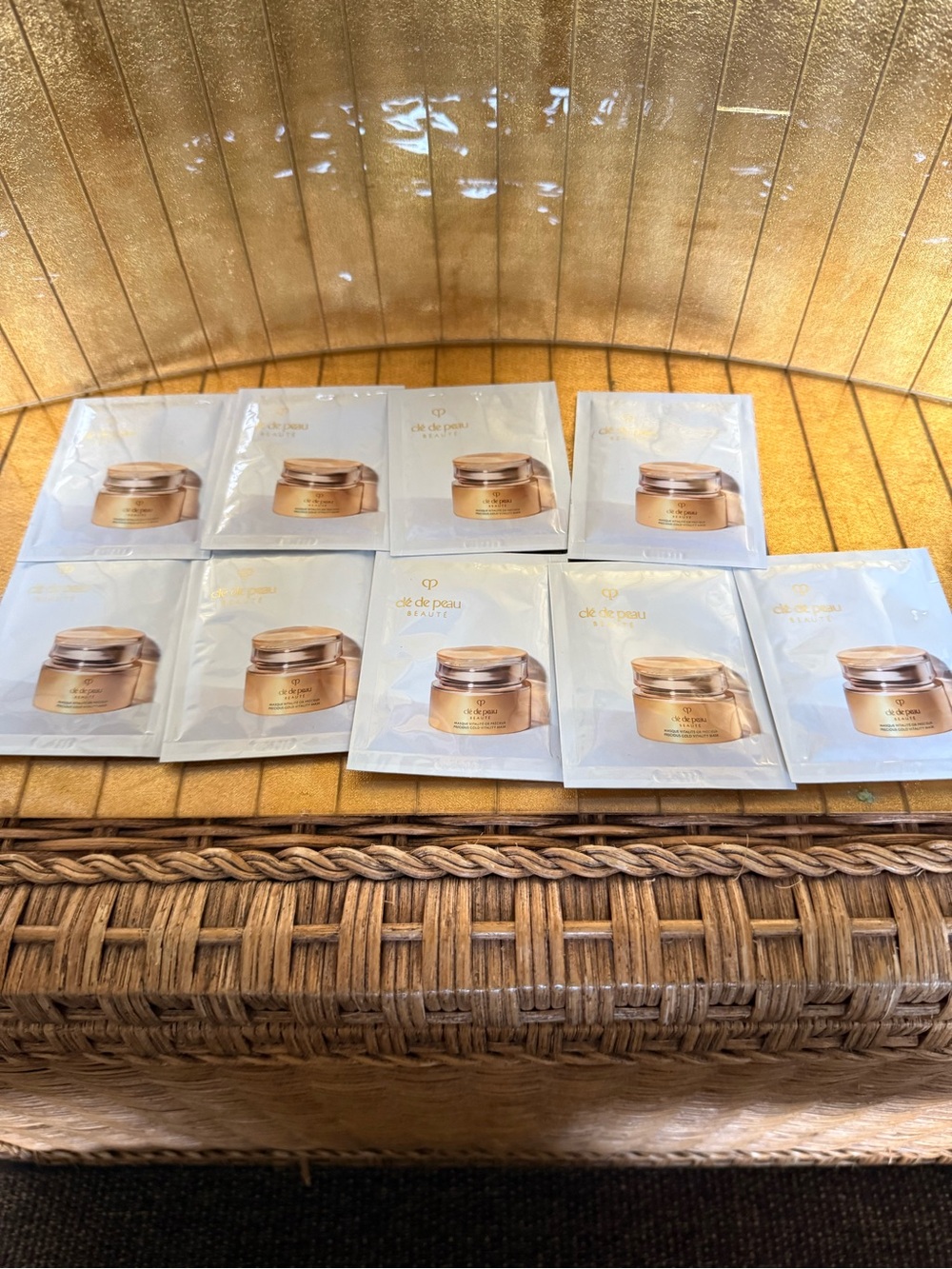 Cle de peau precious gold vitality mask x9